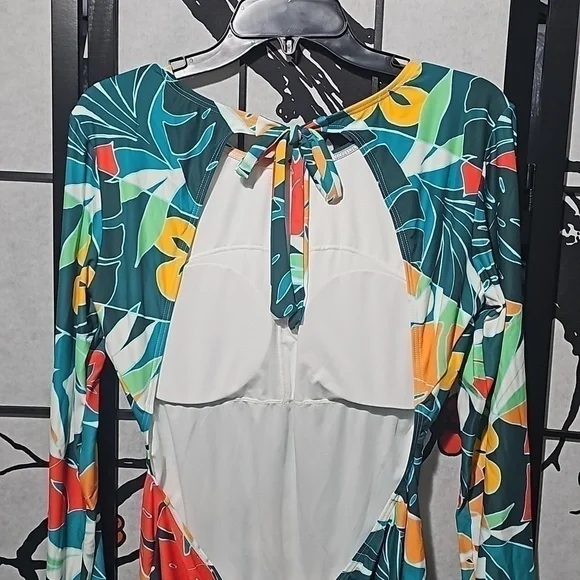 Vince Camuto Floral Long Sleeve Open Back Swimsuit Size 8 NWT - Picture 6 of 11